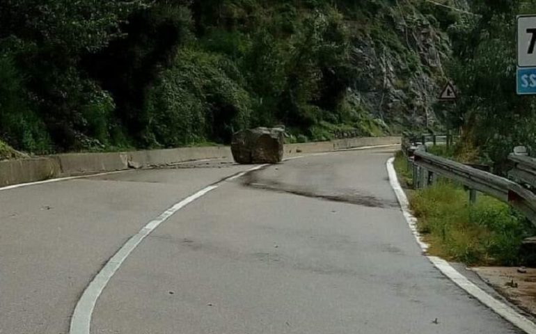 (VIDEO) Maltempo in Ogliastra, la situazione sulle strade. Masso sulla carreggiata nei pressi di Gairo Vecchio