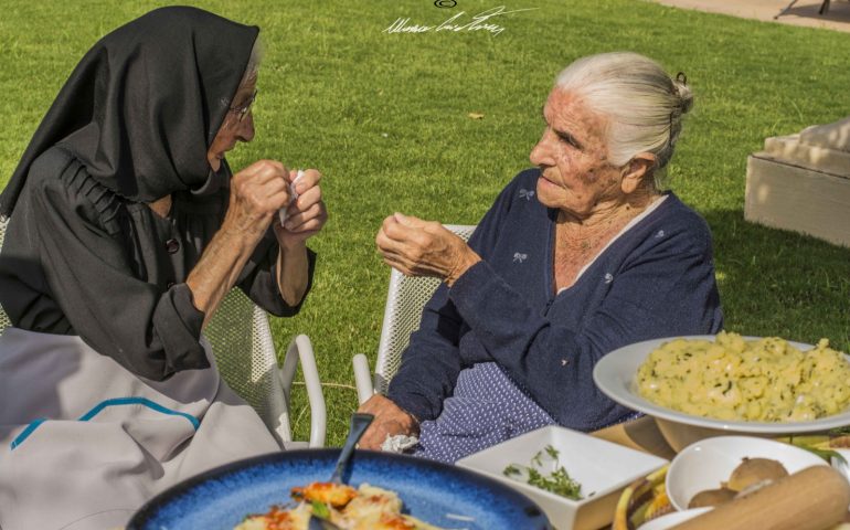 Come mangiano i centenari in Sardegna e in Bielorussia? Uno show cooking e un seminario raccontano la dieta della longevità