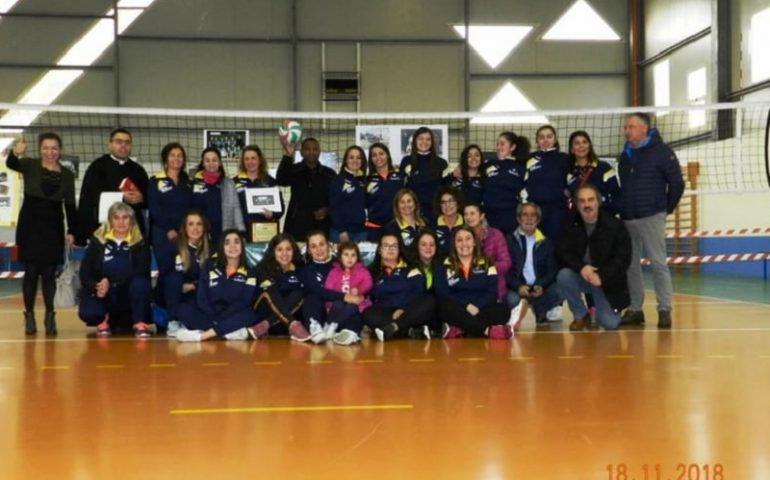 Villanova, ieri grande festa in palestra. Pavimentazione nuova grazie ai ragazzi