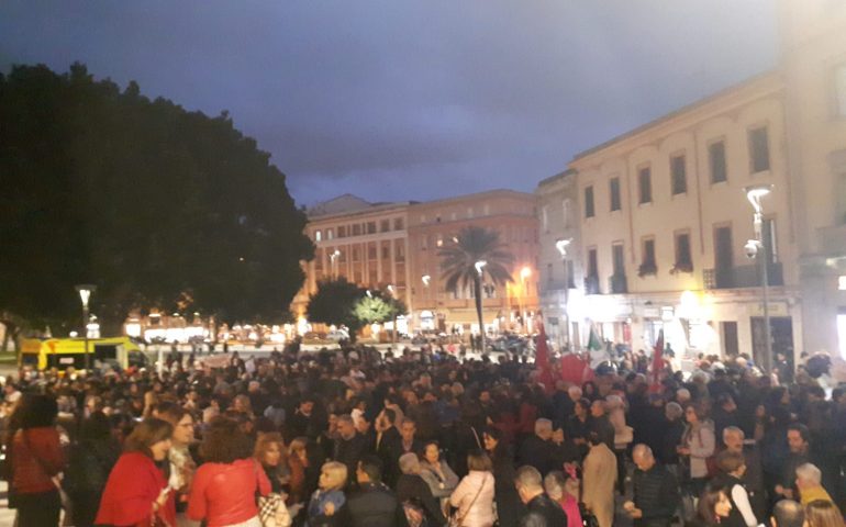 In migliaia in piazza Garibaldi a Cagliari contro il decreto legge Pillon. “Difendiamo i diritti acquisiti”