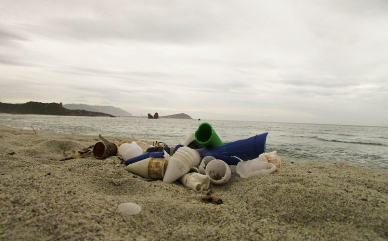 Cartoline di degrado dalla spiaggia di Cea. Quel che resta dell’estate