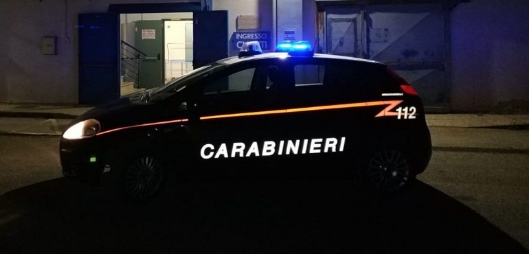 Legano i dipendenti di un market e via con l’incasso alla guida dell’auto di uno di loro. È caccia ai due rapinatori