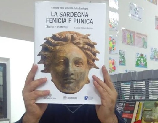 Arzana, la biblioteca comunale organizza il “Book Face Photo Contest”