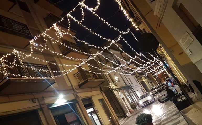 (FOTO) Luminarie a Lanusei. L’Amministrazione: «Abbiamo atteso qualche giorno ma ne è valsa la pena: risultato splendente»