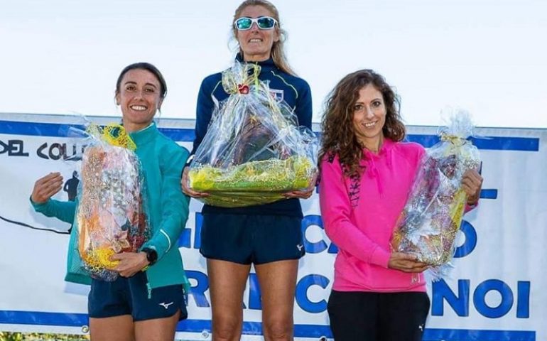 La runner tortoliese Maena Delrio sul podio dei vincitori, terza assoluta tra le donne alla “Giancarlo corre con noi”