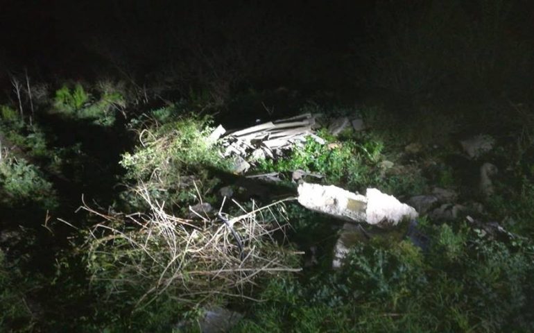 Tertenia, località Tuerra ancora come una discarica. A bordo strada si sono aggiunte altre lastre di Eternit