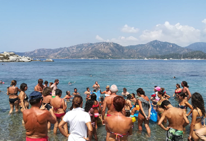 Educazione ambientale in spiaggia e negli hotel a Villasimius. Parte un progetto che insegna a preservare la biodiversità