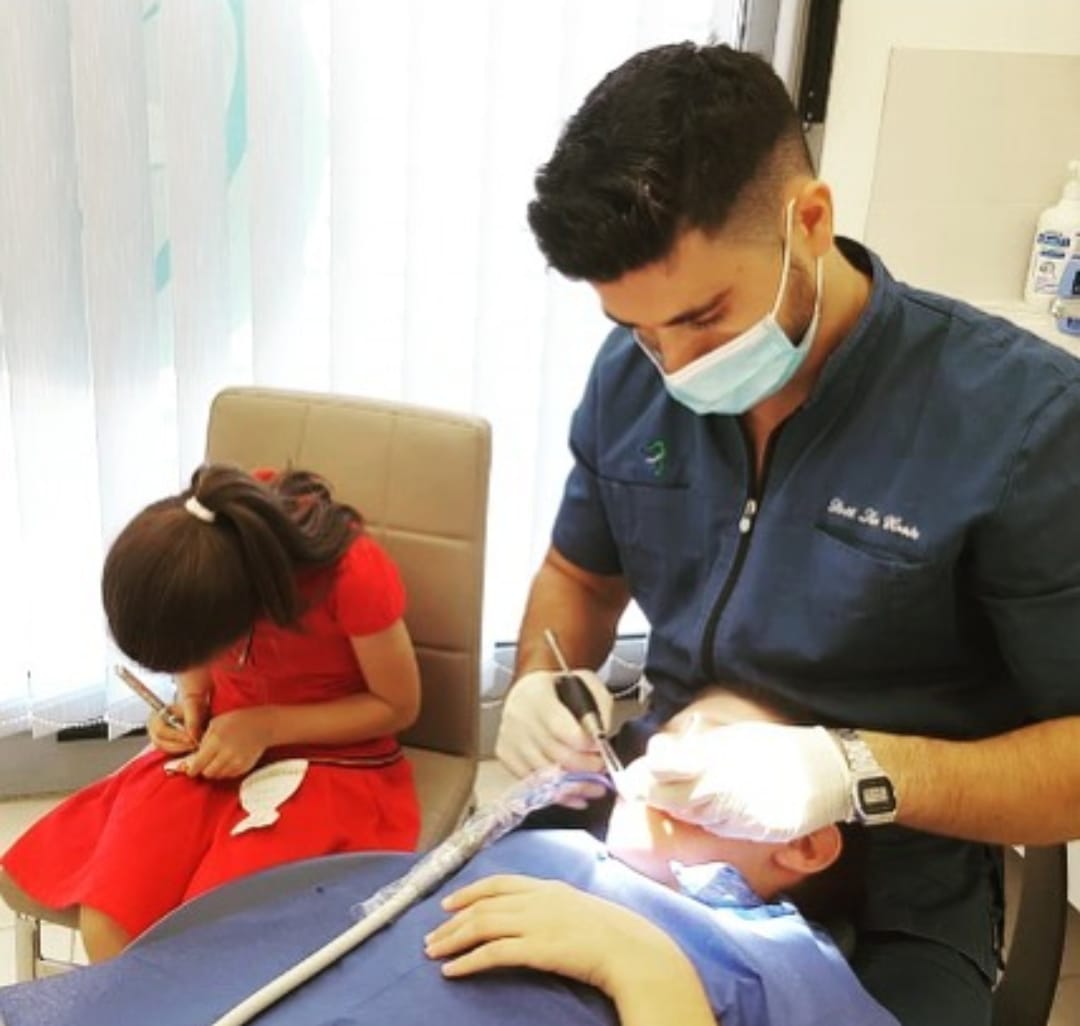 Il dentista Luca Contu alle prese con un piccolo paziente