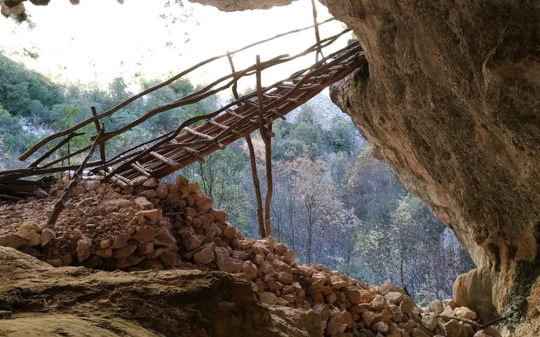 Il ponte de Su Marinau nel supramonte di Baunei ricostruito dai volontari