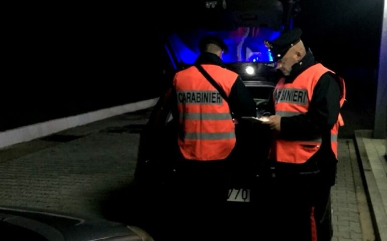 Ubriaco alla guida, non si sottopone al test e minaccia i Caraninieri. Nei guai un 50enne