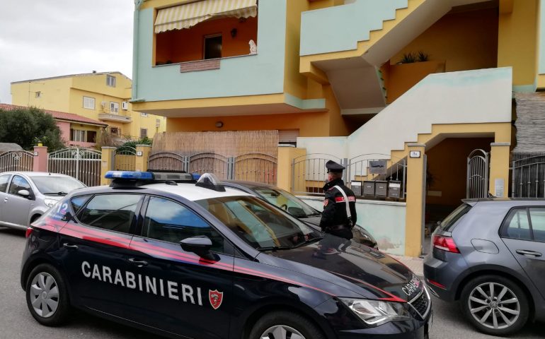 Bussano alla porta fingendosi poliziotti, poi lo ammanettano e lo rapinano