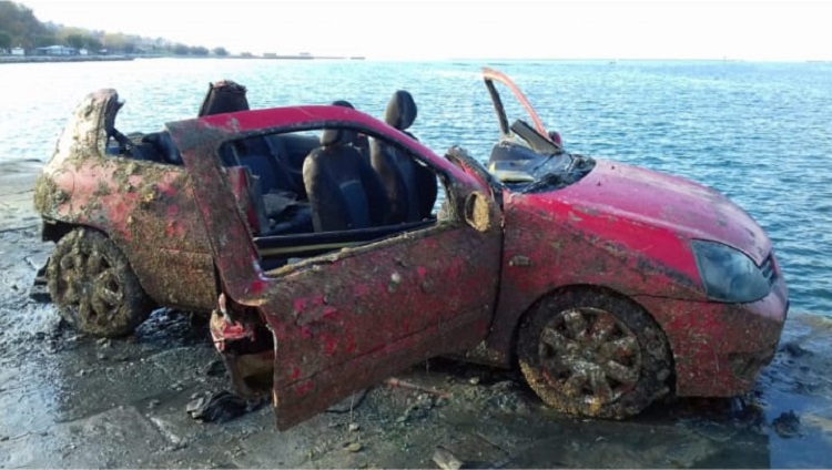 Auto in fondo al mare. A bordo, un cadavere