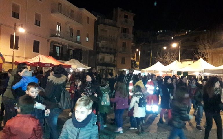 Villagrande, Piazza di Chiesa gremita per i Mercatini di Natale. La Pro Loco: «Soddisfatti dell’evento, ringraziamo la popolazione»