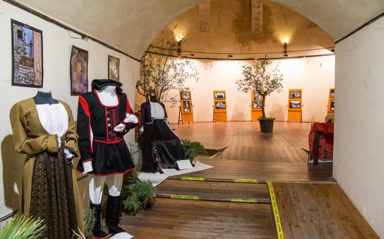 (FOTO) Gli abiti tradizionali di Valentina Boi e le fotografie di Anna e Fabrizio Piroddi alla rassegna “Perle d’Ogliastra”