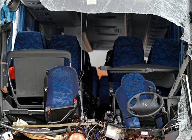 Autobus Flixbus sbanda e finisce contro un muro: morta una 37enne
