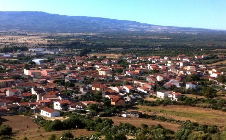 Cade nel caminetto e muore carbonizzato: tragedia a Bauladu