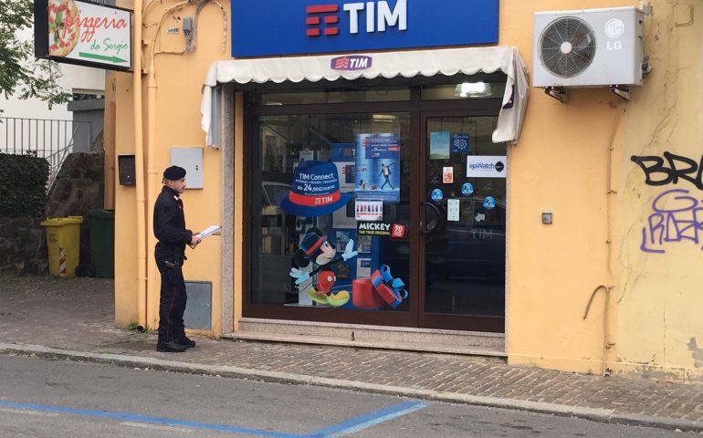Rubano dei cellulari nel negozio TIM di Carbonia, nei guai due giovani