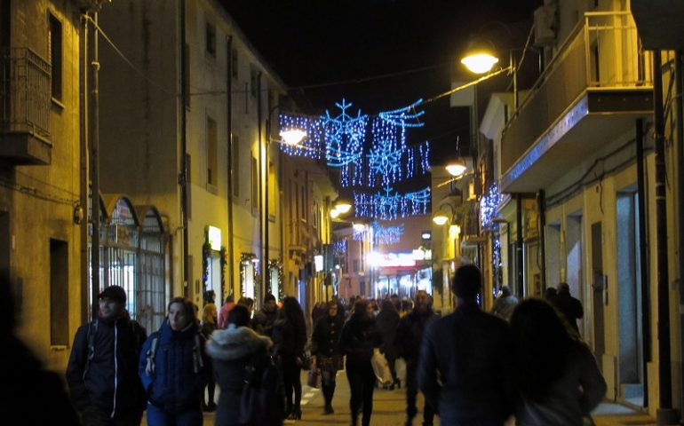 (FOTO) “Aspettando il Natale” a Tortolì, buona la prima. Chiai: «Soddisfatti per questa prima serata, vi aspettiamo il 15»
