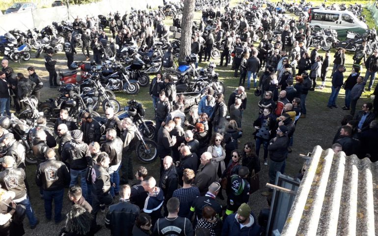 (VIDEO) Funerale di Daniele Saiu. Un corteo di moto accompagna il feretro