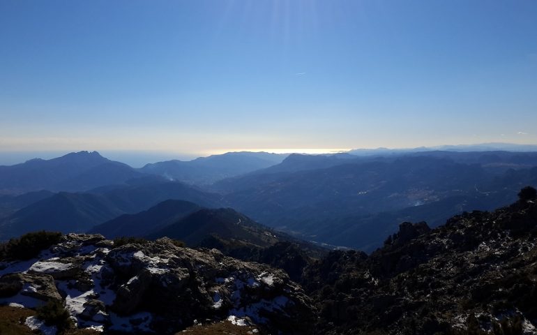 Dai monti al mare. Luci nella baia di Capo San Lorenzo dai monti ogliastrini