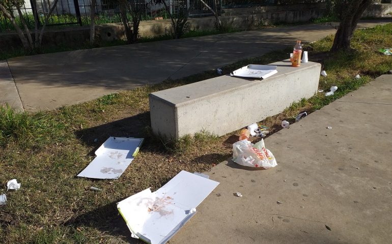 Incivili nei parchi di Tortolì, tra spazzatura e atti vandalici