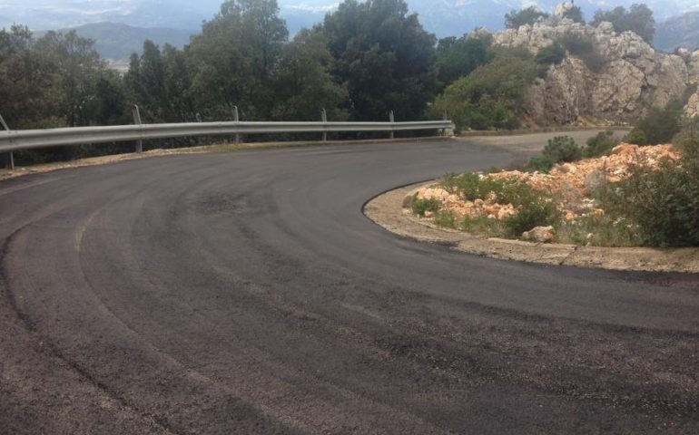 Baunei, al via le operazioni di bitumazione di alcune strade comunali: si inizia dai tornanti di “Cost’e scalas”