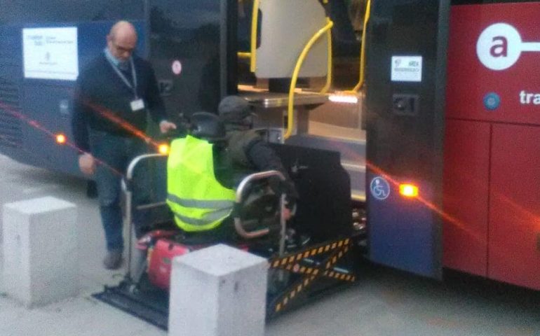 La fotonotizia. A Tortolì arriva il pullman ARST con la pedana per disabili