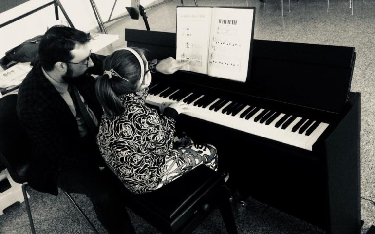 La fotonotizia. Da oggi anche la sede della Scuola di Musica per l’Ogliastra di Bari Sardo ha un nuovo pianoforte