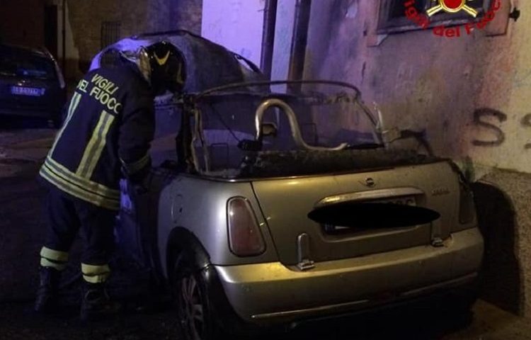 Auto in fiamme nella notte. Si cercano i colpevoli