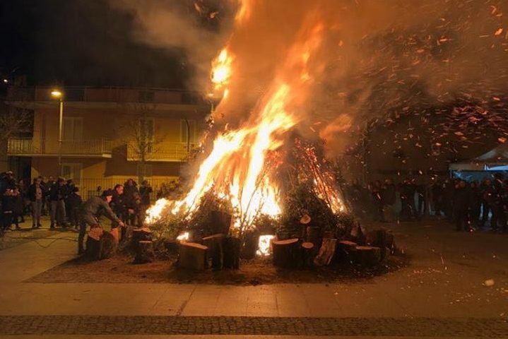 Villagrande, in moltissimi all’accensione de “Su Fogone” in onore di Sant’Antonio