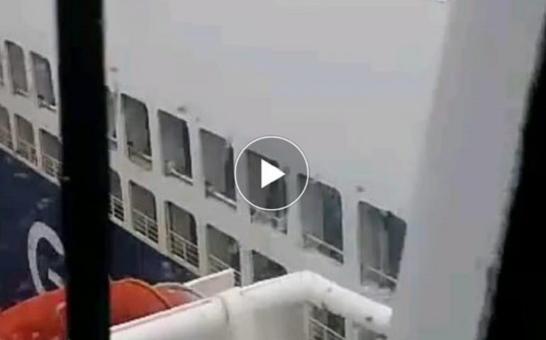 Olbia, lo spettacolare video della collisione tra navi al porto