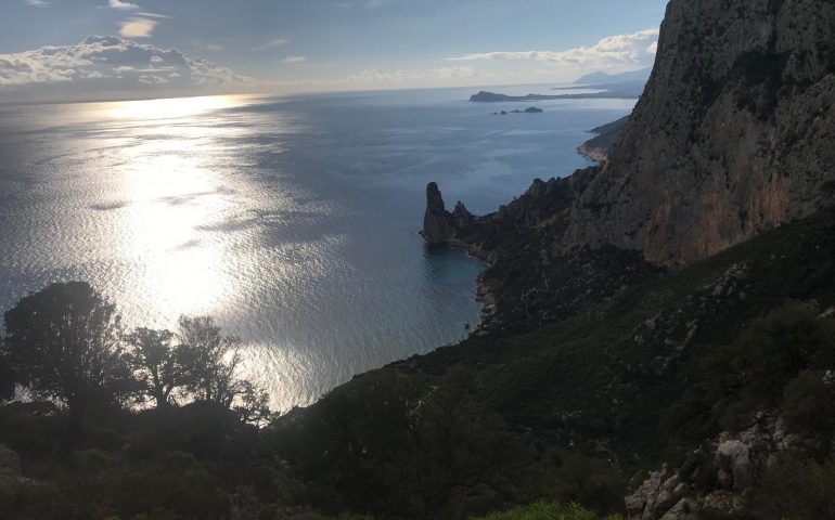 Le foto dei lettori. Il mare visto da Pedra Longa nello scatto di Renato Serra