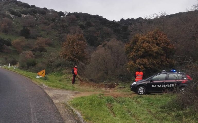 Auto in una scarpata, vivo per miracolo un 65enne