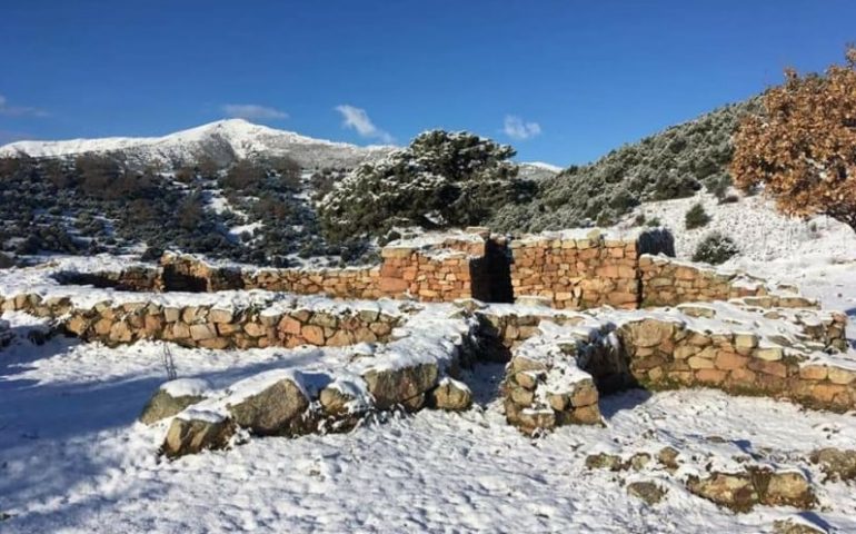 S’Arcu ‘e is Forros innevato nello scatto di ArcheOgliastra