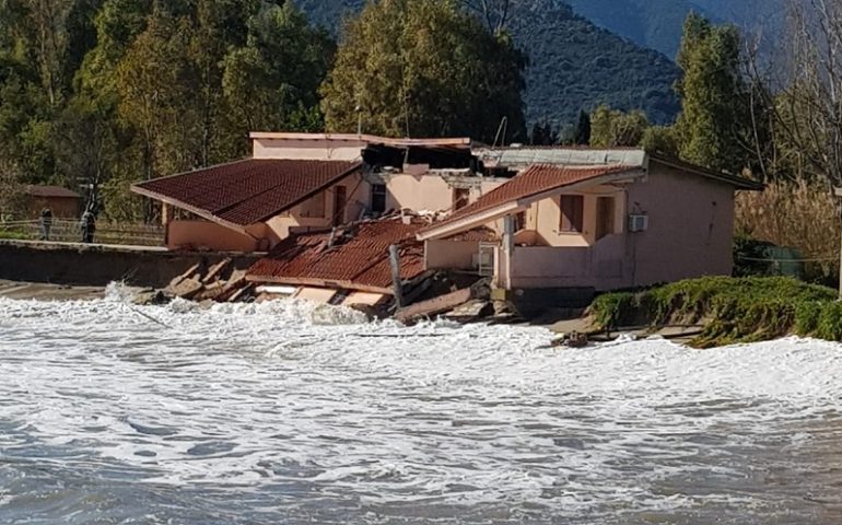 Cardedu, mareggiata di stanotte distrugge costruzione in riva al mare