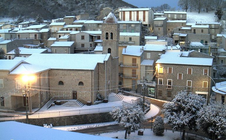 (FOTO) La Sardegna si sveglia sotto a una coltre di neve: il centro dell’Isola imbiancato