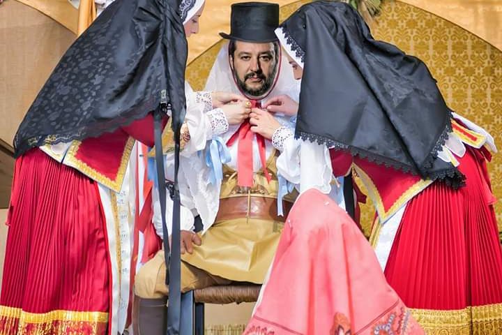 Salvini in Sardegna: complice la sua passione per le divise scatta puntuale la parodia sui social