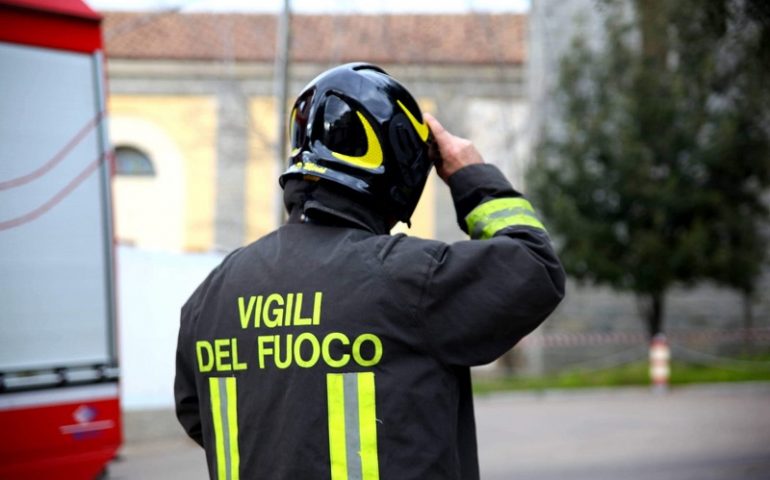 Tortolì, i Vigili del Fuoco domano un incendio vicino al campo sportivo di Zinnias