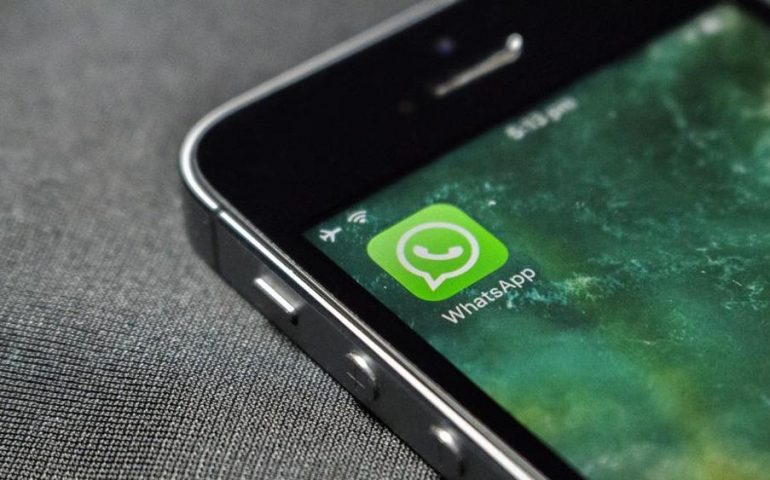 Guerra alle fake news: Whatsapp riduce a 5 i messaggi che si possono inoltrare