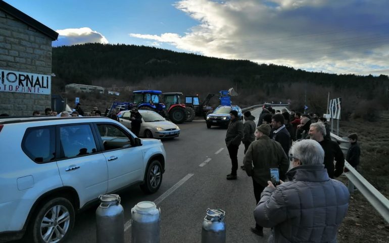 Inarrestabile la protesta dei pastori anche in Ogliastra: la battaglia bianca stamattina a Villagrande