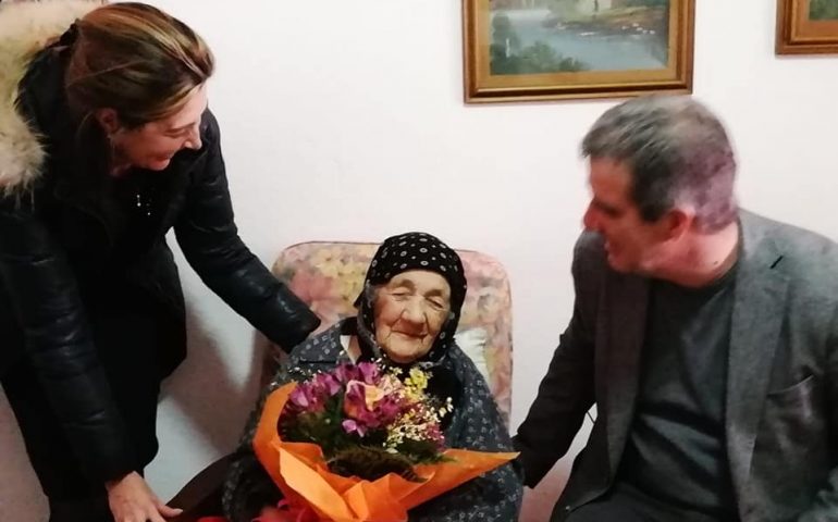 Loceri festeggia la sua centenaria: 103 candeline per Zia Raimonda Deplano