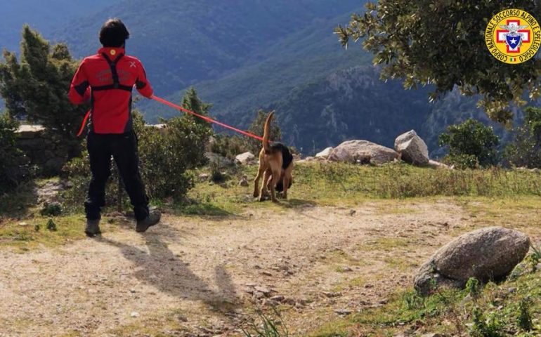 Ricerca persone disperse in zona impervia: a Gosolei (Urzulei) l’esercitazione delle unità cinofile del SASS