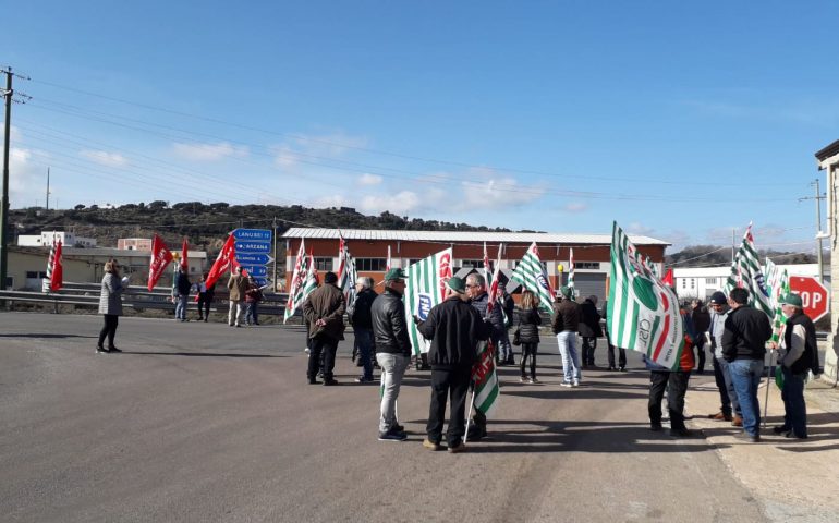 “Sbloccate le opere pubbliche e ridate il lavoro agli operai edili d’Ogliastra”. Il sit in dei sindacati oggi sulla 389