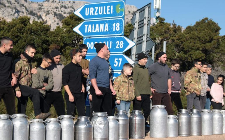 Domani in molti paesi ogliastrini manifestazioni per le strade al grido di «Io sto con i pastori!»