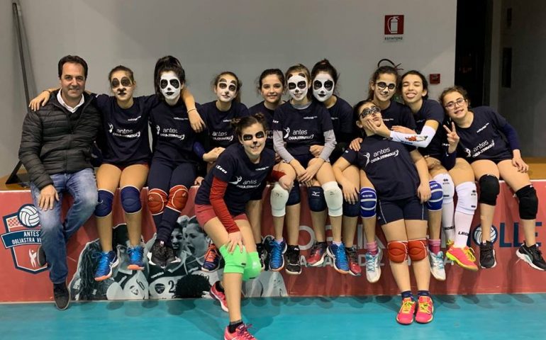 (FOTO) Il volley in maschera: un allegro pomeriggio all’insegna di sport e divertimento