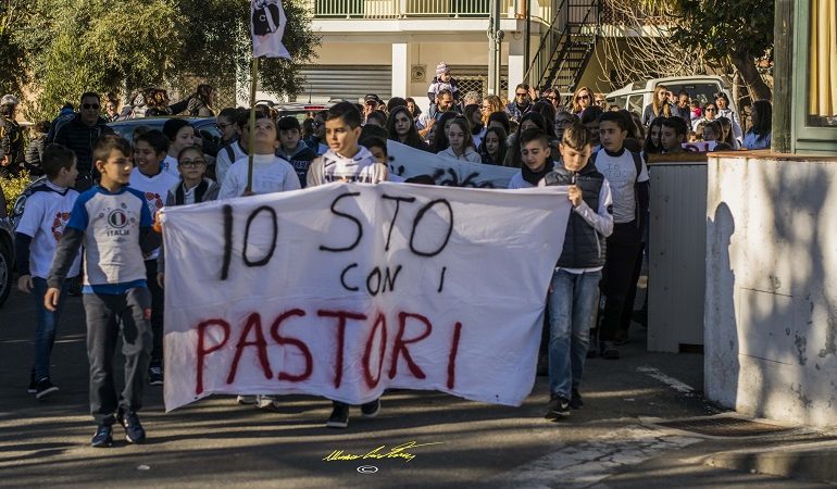 (FOTO) Tutta l’Ogliastra protesta: “Io sto con i pastori”. Una giornata di solidarietà