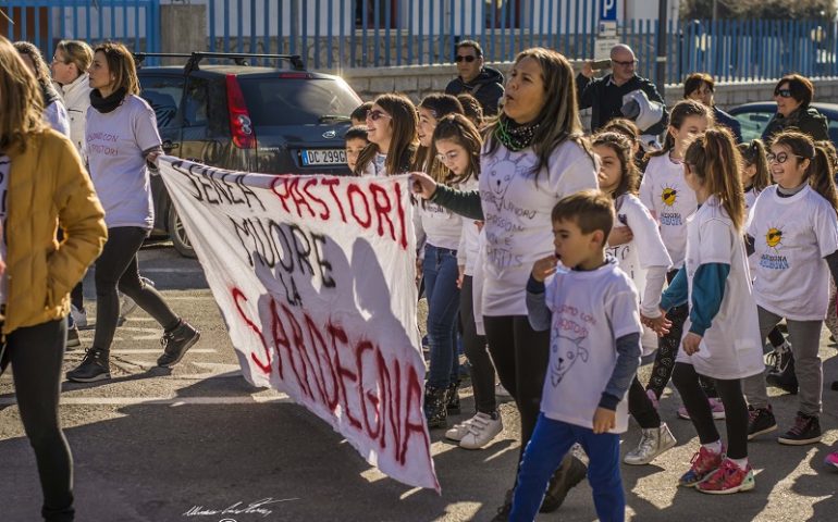 (FOTO) Anche i bambini ogliastrini si uniscono agli allevatori in protesta. Le immagini di Cristian Mascia a Lotzorai