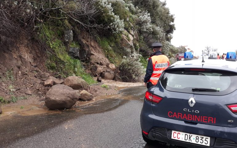 Bolotana, frana sulla SP 17. I carabinieri chiudono la strada al traffico