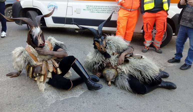 (FOTO) Tertenia: si rinnova l’antico rito del Carnevale con le sue maschere tradizionali