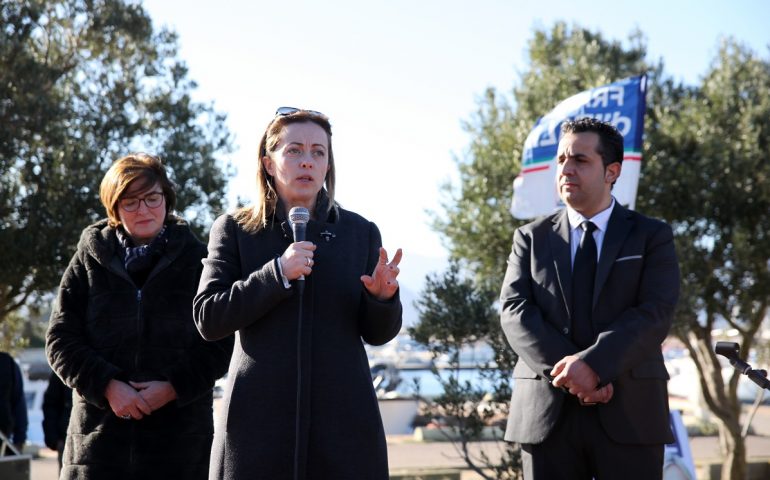 (FOTO) Tortolì, la leader di Fratelli d’Italia Giorgia Meloni in campo per le elezioni Regionali